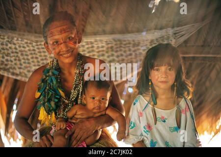 Tuyuka-Stammesmitglieder tanzen in ihrem Dorf im brasilianischen Amazonas-Dschungel, Manaus, Brasilien Stockfoto