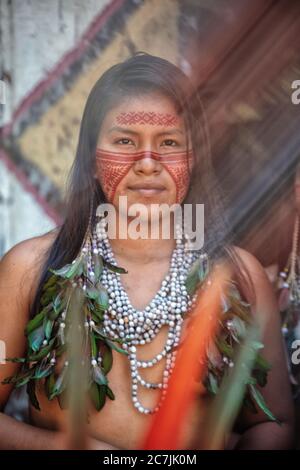 Tuyuka-Stammesmitglieder tanzen in ihrem Dorf im brasilianischen Amazonas-Dschungel, Manaus, Brasilien Stockfoto