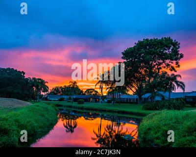 Sarasota, USA, 17.Juli 2020 - Sonnenuntergang über den Meadows Wohngebiet in Sarasota, Florida. Kredit: Enrique Shore/Alamy Stock Foto Stockfoto