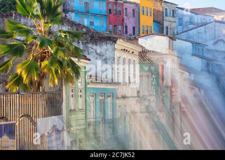 Kolonialarchitektur in El Pelourinho, UNESCO-Weltkulturerbe, Salvador de Bahia, Bahia, Brasilien, Südamerika Stockfoto