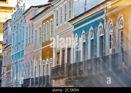 Kolonialarchitektur in El Pelourinho, UNESCO-Weltkulturerbe, Salvador de Bahia, Bahia, Brasilien, Südamerika Stockfoto