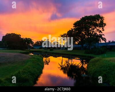 Sarasota, USA, 17.Juli 2020 - Sonnenuntergang über den Meadows Wohngebiet in Sarasota, Florida. Kredit: Enrique Shore/Alamy Stock Foto Stockfoto