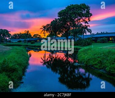 Sarasota, USA, 17.Juli 2020 - Sonnenuntergang über den Meadows Wohngebiet in Sarasota, Florida. Kredit: Enrique Shore/Alamy Stock Foto Stockfoto