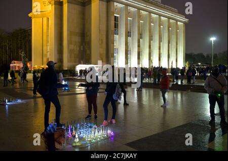 Straßenhändler verkaufen beleuchtete Miniaturen des Eiffelturms an Touristen, Paris Fr. Stockfoto