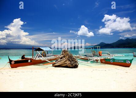 Sand am beliebten Strand der Insel Mangtiggue ist der Anbau von Algen eine wichtige wirtschaftliche Aktivität auf der Insel, Stockfoto