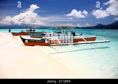 Sand am beliebten Strand der Insel Mangtiggue ist der Anbau von Algen eine wichtige wirtschaftliche Aktivität auf der Insel, Stockfoto