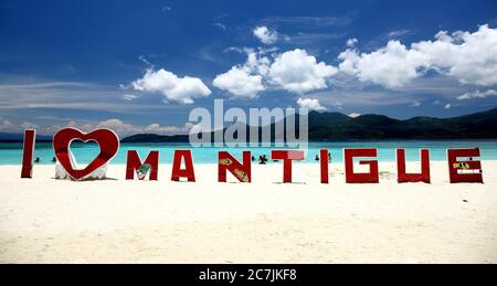 Sand am beliebten Strand der Insel Mangtiggue ist der Anbau von Algen eine wichtige wirtschaftliche Aktivität auf der Insel, Stockfoto