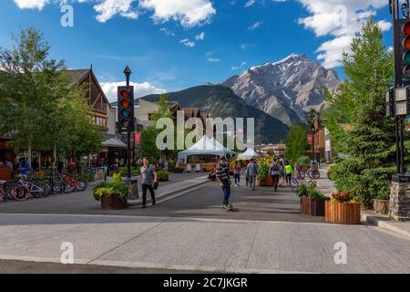 Banff, Alberta, Kanada - 3. Juli 2020: Main Street geschlossen, um mehr Raum für soziale Distanzierung während des Coronavirus in einer kleinen touristischen Stadt zu ermöglichen. Stockfoto