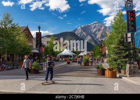 Banff, Alberta, Kanada - 3. Juli 2020: Main Street geschlossen, um mehr Raum für soziale Distanzierung während des Coronavirus in einer kleinen touristischen Stadt zu ermöglichen. Stockfoto