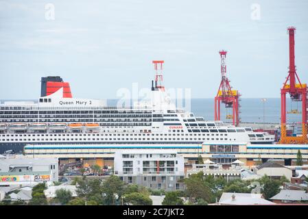 Fremantle, Western Australia - 12. Februar 2017: Kreuzfahrtschiff Queen Mary II vor Anker im Hafen von Fremantle, Western Australia, mit Übersicht über die Stadt an Stockfoto