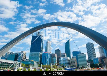 Perth, Western Australia - 3. Februar 2017: Panoramablick vom Elizabeth Quay auf die Skyline von Perth, Hauptstadt von Western Australia und Headqua Stockfoto