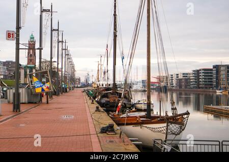 BREMERHAVEN, 01. Nov 2019: Der neue Hafen (Becken) in Bremerhaven mit einigen Segelschiffen und einer sehr ruhigen Wasseroberfläche. Stockfoto