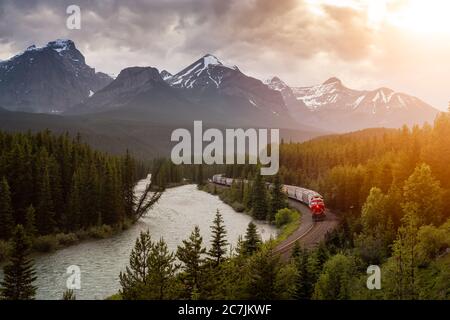 Ikonische Ansicht von Morant's Curve mit Zugfahrt und kanadischer Rocky Mountain Landschaft Stockfoto