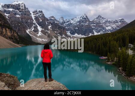 Adventure Girl sieht sich eine wunderschöne, ikonische kanadische Rocky Mountain Landschaft an Stockfoto
