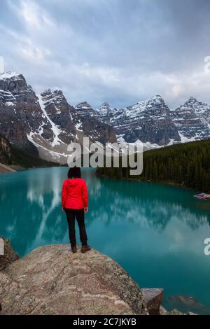 Adventure Girl sieht sich eine wunderschöne, ikonische kanadische Rocky Mountain Landschaft an Stockfoto