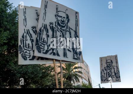 JERUSALEM, ISRAEL - 17. JULI: Israelische Demonstranten halten Plakate mit Bild von Netanjahu hinter Gittern während einer Demonstration gegen Premierminister Benjamin Netanjahu, der ihn vor seinem offiziellen Wohnsitz in Jerusalem, Israel, den „Kriminalminister“ nannte, am 17. Juli 2020. Die Demonstranten fordern Netanjahu auf, wegen Korruptionsvorwürfen in einer weiteren langen Reihe von Protesten, die im ganzen Land an Dynamik gewonnen haben, zurückzutreten. Stockfoto