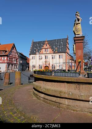 Maktplatz, Renaissance Rathaus, Bietjungfer-Brunnen, Groß-Umstadt, Odenwald, Hessen, Deutschland Stockfoto