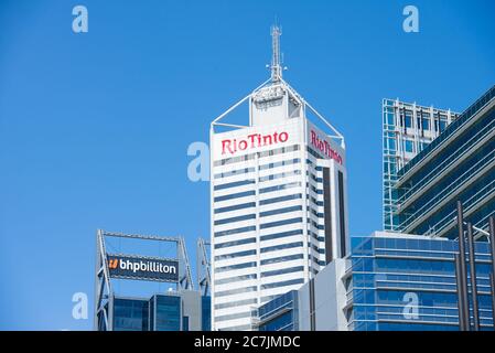 Perth, Western Australia - 21. Februar 2017: Bürogebäude von BHP Biliton und Rio Tinto, zwei der größten Bergbauunternehmen der Welt, mit RE Stockfoto