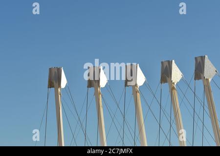 Low-Angle-Aufnahme der restlichen Teile einer Ansicht Plattform eines alten Leuchtturms in Torrox Costa Stockfoto