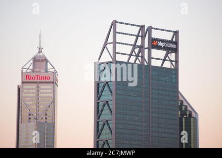 Perth, Australien; 9. April 2017: Regionale Zentrale der Bergbauunternehmen Rio Tinto und BHP Biliton in Perth, der Hauptstadt von Westaustralien, bei Sonnenuntergang Stockfoto
