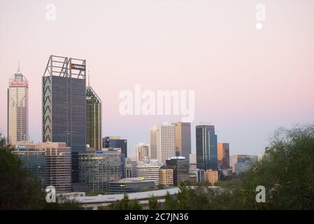 Perth, Australien; 9. April 2017: Regionale Zentrale der Bergbauunternehmen Woodside, Rio Tinto und BHP Biliton in Perth, der Hauptstadt von Westaustralien, Stockfoto