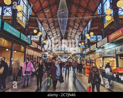 Innenaufnahme der zentralen Markthalle von Budapest Stockfoto