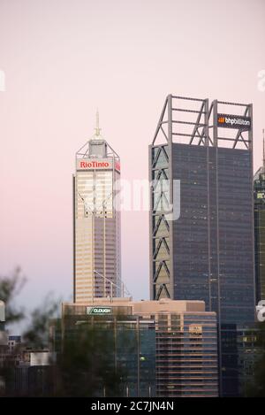 Perth, Australien; 9. April 2017: Regionale Zentrale der Bergbauunternehmen Rio Tinto und BHP Biliton in Perth, der Hauptstadt von Westaustralien, bei Sonnenuntergang Stockfoto