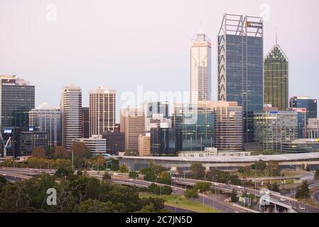 Perth, Australien; 9. April 2017: Regionale Zentrale der Bergbauunternehmen Woodside, Rio Tinto und BHP Biliton in Perth, der Hauptstadt von Westaustralien, Stockfoto