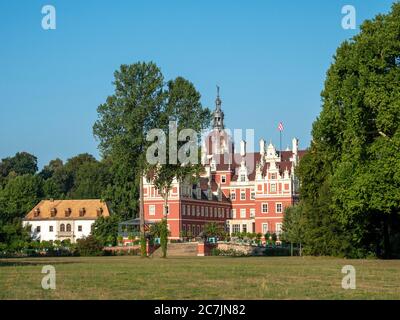 Neues Schloss und altes Schloss, Muskauer Park, UNESCO-Weltkulturerbe, Bad Muskau, Oberlausitz, Sachsen, Deutschland Stockfoto
