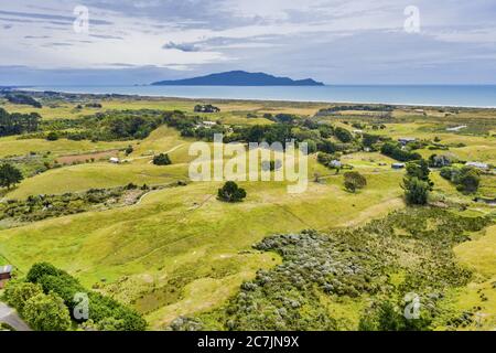 Kapiti Küste in Neuseeland Wellington Provinz mit Ackerland um TE Horo und Kapiti Island Stockfoto