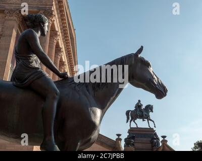 Amazonas zu Pferd von Louis Tuaillon vor der Alten Nationalgalerie, Museumsinsel, Berlin, Deutschland Stockfoto