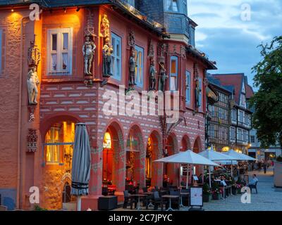 Rathaus, Altstadt Goslar bei Dämmerung, UNESCO-Weltkulturerbe, Niedersachsen, Deutschland Stockfoto