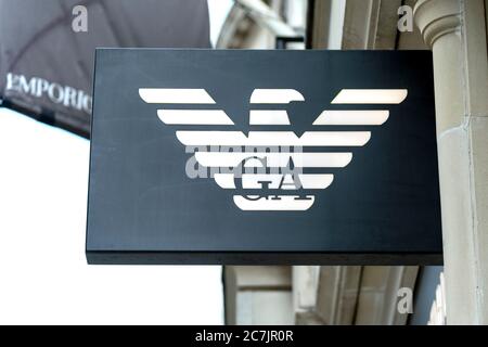London, Großbritannien. Juli 2020. Emporio Armani Store Logo in der prestigeträchtigen New Bond Street. Kredit: SOPA Images Limited/Alamy Live Nachrichten Stockfoto