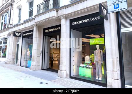 London, Großbritannien. Juli 2020. StoreFront des Emporio Armani Store prestigeträchtige New Bond Street. Kredit: SOPA Images Limited/Alamy Live Nachrichten Stockfoto
