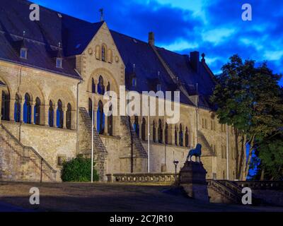 Kaiserpalast Goslar in der Abenddämmerung, UNESCO-Weltkulturerbe, Niedersachsen, Deutschland Stockfoto