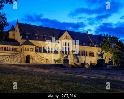 Kaiserpalast Goslar in der Abenddämmerung, UNESCO-Weltkulturerbe, Niedersachsen, Deutschland Stockfoto