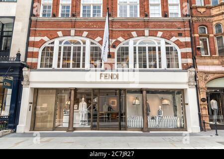 London, Großbritannien. Juli 2020. StoreFront des Fendi-Stores in der prestigeträchtigen New Bond Street. Kredit: SOPA Images Limited/Alamy Live Nachrichten Stockfoto