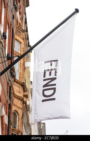 London, Großbritannien. Juli 2020. Ein Banner auf der Vorderseite des Fendi-Stores in der prestigeträchtigen New Bond Street. Kredit: SOPA Images Limited/Alamy Live Nachrichten Stockfoto