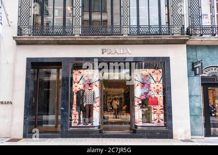 London, Großbritannien. Juli 2020. Prada-Geschäft in der renommierten Old Bond Street. Kredit: SOPA Images Limited/Alamy Live Nachrichten Stockfoto