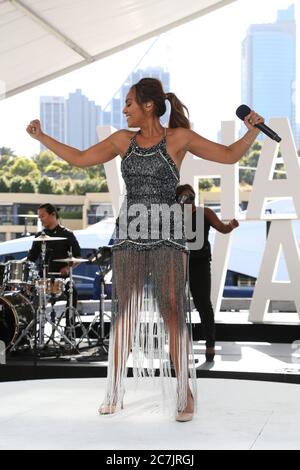 Die australische Sängerin Jessica Mauboy spielt live im jährlichen Spendenauflauf der Sony Foundation Wharf4ward in Woolloomooloo Wharf, Cowper Wharf Road in Sydn Stockfoto