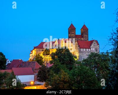 Schloss und Stiftskirche in der Abenddämmerung, Quedlinburg, UNESCO-Weltkulturerbe, Sachsen-Anhalt, Deutschland Stockfoto