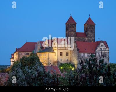 Schloss und Stiftskirche in der Abenddämmerung, Quedlinburg, UNESCO-Weltkulturerbe, Sachsen-Anhalt, Deutschland Stockfoto