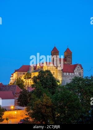 Schloss und Stiftskirche in der Abenddämmerung, Quedlinburg, UNESCO-Weltkulturerbe, Sachsen-Anhalt, Deutschland Stockfoto