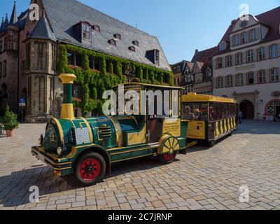 Touristenzug vor dem Rathaus, Altstadt Quedlinburg, UNESCO Weltkulturerbe, Sachsen-Anhalt, Deutschland Stockfoto