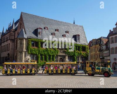 Touristenzug vor dem Rathaus, Altstadt Quedlinburg, UNESCO Weltkulturerbe, Sachsen-Anhalt, Deutschland Stockfoto