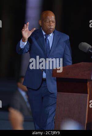 Fort Lauderdale, FL, USA. November 2020. John Lewis, US-Repräsentant (GA-05) spricht vor der Präsidentschaftskandidatin Hillary Clinton vor einer Schar von 4,300 Unterstützern während einer Wahlkampfveranstaltung im Reverend Samuel Delevoe Memorial Park am 1. November 2016 in Ft Lauderdale, Florida. Die Präsidentschaftswahl ist am 8. November. Quelle: Mpi10/Media Punch/Alamy Live News Stockfoto