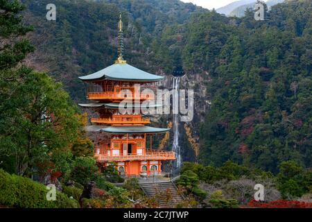 Nachi, Japan bei der Seigantoji Pagode und den Nachi Wasserfällen im Herbst. Stockfoto