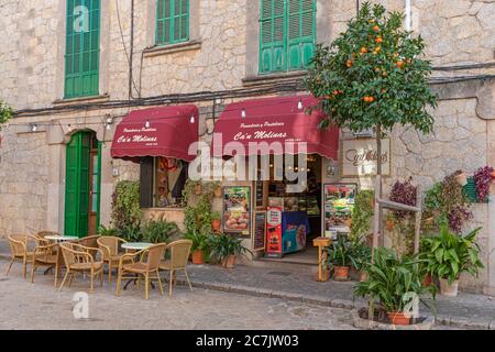 Café und Bäckerei, Fußgängerzone, Valldemossa, Mallorca Insel, Stockfoto