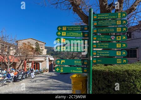 Straßencafé, Wegweiser, Café Cappuccino in Valldemossa, Insel Mallorca, Stockfoto