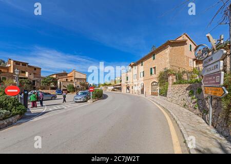 Künstlerdorf Deià, Ortsstraße Richtung Sóller, Insel Mallorca, Stockfoto